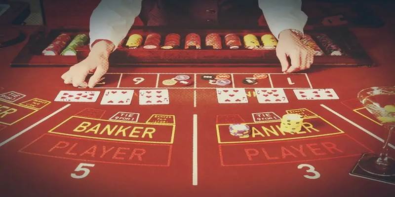 Nhận Diện Cầu Baccarat - Cách Tối Ưu Lựa Chọn Trong Bàn Chơi Nhận diện cầu Baccarat là bước quan trọng nhất trước khi đưa ra quyết định đặt cược, do đó người chơi cần cẩn thận để tránh những sai lầm đáng tiếc Nhận diện cầu Baccarat là chìa khóa để nâng tầm chiến thắng trong trò chơi bài đỉnh cao tại AEV99. Không chỉ dựa vào may mắn, kỹ năng phân tích xu hướng ván bài giúp người chơi đưa ra quyết định chính xác, gia tăng cơ hội săn thưởng. Đừng chần chừ, hãy để bài viết bên dưới giúp bạn có một chiến lược chơi game đỉnh cao nhất nhé! AEV99 làm rõ vai trò nhận diện cầu Baccarat Nhận diện cầu Baccarat đóng vai trò cốt lõi trong việc xây dựng chiến lược chơi hiệu quả. AEV99 tạo môi trường lý tưởng để người chơi phân tích và áp dụng kỹ thuật này qua các công cụ hiện đại. Nhận diện cầu Baccarat đóng vai trò quan trọng khi dự đoán Tăng tỷ lệ thắng Bắt cầu Baccarat giúp người chơi dự đoán xu hướng ván bài, từ đó đưa ra quyết định cược chính xác hơn. AEV99 tích hợp bảng thống kê trực quan, hiển thị lịch sử ván cược với màu sắc rõ ràng: đỏ cho Banker, xanh cho Player và vàng cho Tie. Quan sát các chuỗi thắng liên tiếp hoặc luân phiên, người chơi dễ dàng phát hiện cầu bệt hoặc cầu 1-1. Kỹ năng này giảm sự phụ thuộc vào may mắn, tăng khả năng thắng lên đến 70%. AEV99 đảm bảo tính minh bạch, giúp người chơi tự tin phân tích. Kiểm soát rủi ro Việc nhận diện dạng cầu Baccarat cho phép người chơi quản lý rủi ro hiệu quả. Thay vì đặt cược ngẫu nhiên, bạn có thể theo dõi xu hướng qua bảng Bead Road hoặc Big Road trên AEV99. Quan sát kỹ lưỡng giúp hạn chế cược cảm tính, giữ vốn ổn định. Xây dựng chiến thuật Nhận diện cầu Baccarat là nền tảng để phát triển chiến thuật cá nhân. AEV99 hỗ trợ với giao diện thân thiện, cho phép theo dõi lịch sử ván bài chi tiết. Người chơi có thể phân tích các mẫu cầu như 1-2 hoặc 2-2 để xây dựng kế hoạch cược.Tính năng chơi thử của AEV99 cho phép luyện tập mà không lo rủi ro, giúp người chơi rèn luyện kỹ năng và hoàn thiện chiến thuật. Cách nhận diện cầu Baccarat cụ thể nhất Hiểu rõ cách nhận diện cầu Baccarat giúp người chơi nắm bắt cơ hội thắng. AEV99 mang đến các công cụ và hướng dẫn chi tiết để phân tích hiệu quả. Có nhiều dạng cầu Baccarat cụ thể để bạn tham khảo Cầu bệt liên tục Cầu bệt xuất hiện khi một cửa, Banker hoặc Player, thắng liên tục từ 4 ván trở lên. Để bắt cầu Baccarat dạng này, người chơi cần theo dõi bảng thống kê trên AEV99, nơi các kết quả được đánh dấu rõ ràng. Khi thấy chuỗi đỏ (Banker) hoặc xanh (Player) kéo dài, bạn có thể đặt cược theo xu hướng. Cầu bệt thường xuất hiện 6-10 ván, nhưng cần dừng khi thấy dấu hiệu gãy, như khoảng cách điểm giữa hai cửa vượt 3. AEV99 đảm bảo dữ liệu thống kê chính xác, hỗ trợ phân tích nhanh. Cầu 1-1 luân phiên Cầu 1-1 xảy ra khi Banker và Player thắng xen kẽ nhau, ví dụ: P-B-P-B. Để nhận diện cầu Baccarat dạng này, hãy quan sát bảng Big Road trên AEV99. Nếu thấy mô hình xen kẽ từ 4 ván, bạn có thể đặt cược theo chuỗi này. Cầu 1-1 thường kéo dài 4-8 ván, phù hợp với người chơi mới vì dễ nhận biết. AEV99 cung cấp giao diện trực quan, giúp theo dõi mô hình rõ ràng. Hãy dừng cược nếu chuỗi bị gãy hoặc xuất hiện kết quả Tie bất ngờ. Cầu nghiêng Banker/Player Cầu nghiêng xảy ra khi một cửa chiếm ưu thế rõ rệt trong lịch sử ván cược. Để nhận diện cầu Baccarat dạng này, hãy xem bảng thống kê của AEV99, nơi số lần thắng của Banker hoặc Player được hiển thị. Nếu Banker thắng 70% trong 10 ván gần nhất, ưu tiên cược Banker. Tỷ lệ thắng của Banker thường cao hơn 10% so với Player. AEV99 hỗ trợ tính năng phân tích chi tiết, giúp người chơi phát hiện xu hướng nhanh chóng và đưa ra quyết định chính xác. Kinh nghiệm vào tiền sau nhận diện cầu Baccarat Sau khi nhận diện cầu Baccarat, cách vào tiền quyết định hiệu quả chiến thắng. AEV99 tạo điều kiện thuận lợi với hệ thống cược linh hoạt và giao dịch nhanh. Phân bổ vốn hợp lý Kiểm soát tốt việc vào vốn để luôn ở thế chủ động Sau khi soi cầu Baccarat, quản lý vốn là yếu tố then chốt. AEV99 cho phép đặt cược linh hoạt từ mức thấp đến cao, phù hợp mọi người chơi. Hãy chia vốn thành 10-20 phần, chỉ cược 5-10% mỗi ván. Khi phát hiện cầu bệt hoặc 1-1, tăng nhẹ mức cược nếu xu hướng ổn định. Với cách chơi “chậm nhưng chắc”, bạn luôn ở thế chủ động. Theo cầu kiên định Kiên định với cầu đã nhận diện là chìa khóa thành công. Sau khi nhận diện cầu Baccarat như cầu bệt, hãy đặt cược theo xu hướng cho đến khi gãy. AEV99 cung cấp bảng thống kê cập nhật liên tục, giúp bạn theo dõi sát sao. Ví dụ, với cầu bệt Banker, tiếp tục cược Banker từ ván thứ 4 đến khi xuất hiện Player hoặc Tie. Tránh thay đổi cửa cược giữa chừng vì dễ làm mất cơ hội. Dừng đúng thời điểm Biết dừng lại là kỹ năng quan trọng sau khi nhận diện cầu Baccarat. AEV99 khuyến khích người chơi đặt giới hạn thắng-thua, như dừng khi đạt lợi nhuận 50% vốn hoặc thua 20%. Khi cầu gãy, như cầu bệt chuyển sang 1-1, hãy tạm dừng để quan sát. Hệ thống chơi thử của AEV99 cho phép luyện tập mà không cần vào tiền giúp đánh giá lại chiến thuật. Kết luận Nhận diện cầu Baccarat 